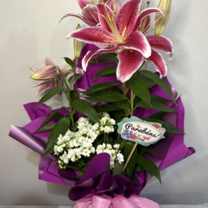 Lírio no vaso decorado